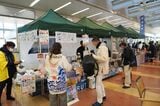 イベント列車の運行などに合わせて万博記念公園駅では地産品の販売が行われる＝2023年11月（撮影：伊原薫）