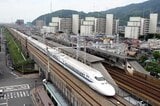京都線は上牧―大山崎間で東海道新幹線と並行する。水無瀬駅の横を走る新幹線（撮影：南正時）