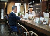 30年通う常連客と話す河合さん（著者撮影）
