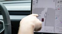 交通違反を連発？テスラの自動運転支援機能｢フルセルフドライビング｣に疑惑､車両が逆走したり赤信号を無視して交差点に進入する事例が多発