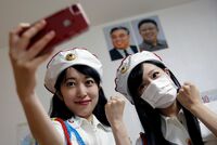 日本の北朝鮮ファンクラブ｢先軍女子｣の正体 若い日本女性が手作り衣装でパフォーマンス