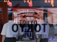 日経平均続落､先物売りで下げ幅300円超 ｢日銀買い支え｣の効果も限定的に