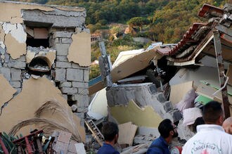 ナポリ沖リゾート地イスキア島で地震の被害