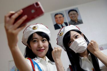 日本の北朝鮮ファンクラブ｢先軍女子｣の正体 若い日本女性が手作り衣装