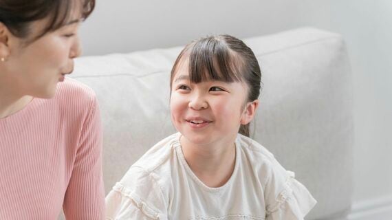 母親と話す女の子