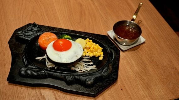 こだわり卵の目玉焼きハンバーグ