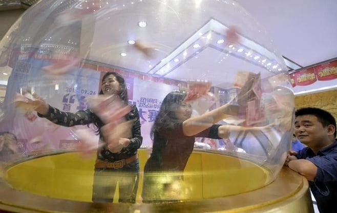 中国の宝石店で｢現金つかみ取り大会｣