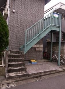 敷地が狭く、途中からコンクリート階段になっている