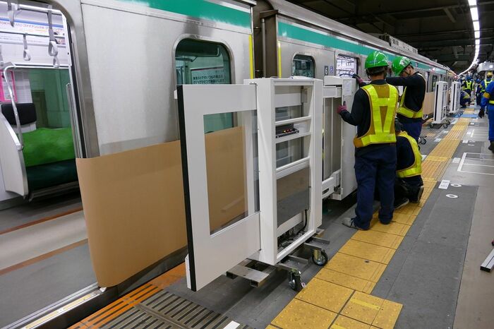 ホームドアを設置する準備作業