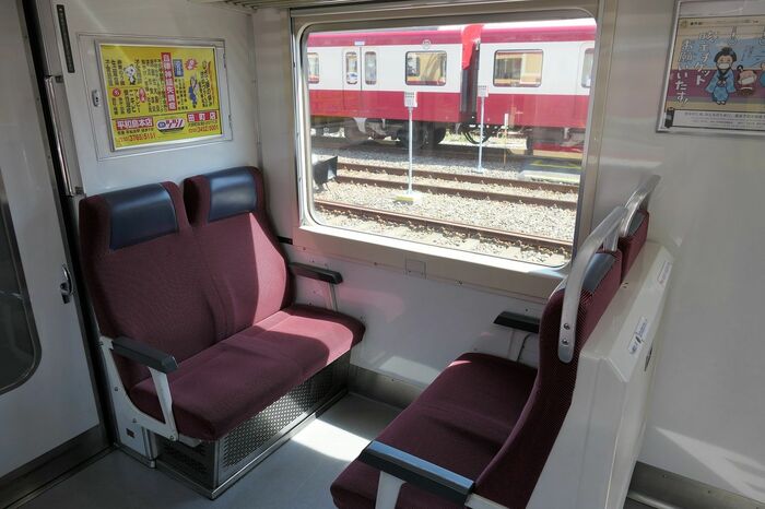 車端部はクロスシート