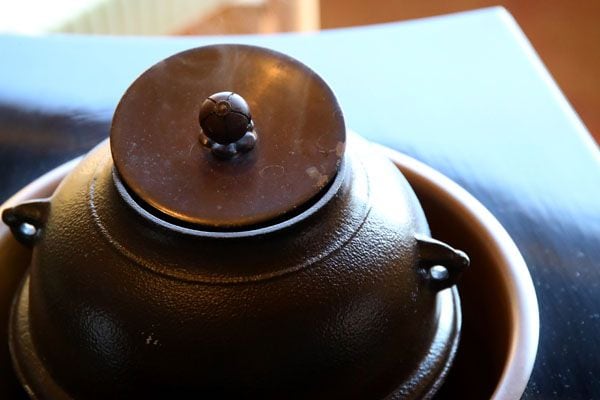 ラウンジでは時間帯によってお茶を点てるサービスも