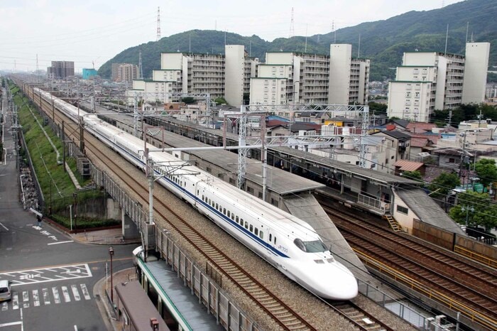 京都線は上牧―大山崎間で東海道新幹線と並行する。