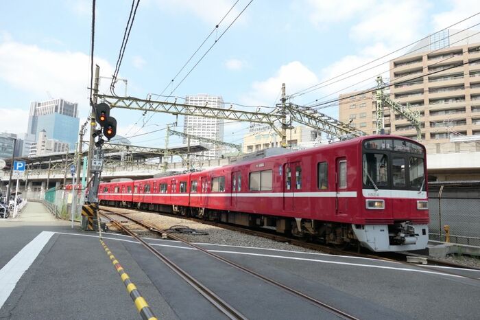 踏切を渡る大師線の電車