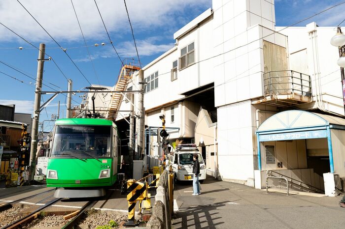 京王線の橋上駅舎の下にある下高井戸駅を