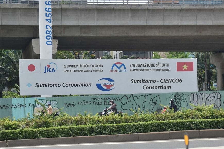 高架区間と車両基地建設パッケージであるCP2は住友商事と現地建設企業（シエンコ6）の共同事業体が受注している（筆者撮影）