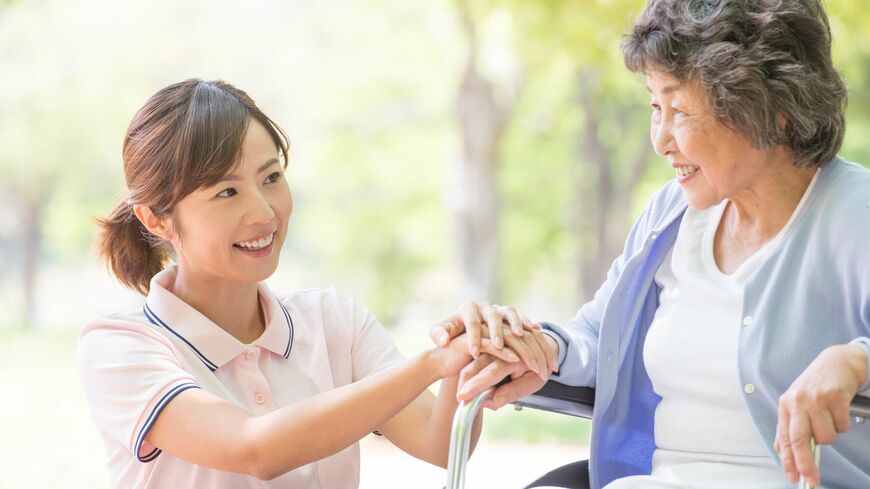 若いうちは育児休業に目が行きがちだが、もっと先のことも考え、介護休業も視野に入れて企業選びをしたほうがいい（写真：プラナ / PIXTA）