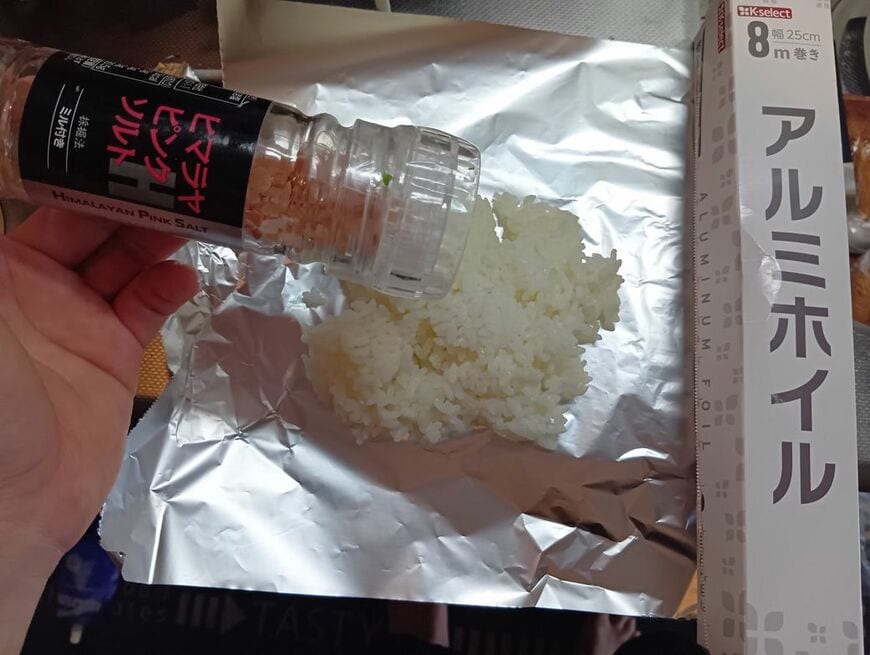 塩むすび。値段は100円しないくらい（写真：筆者撮影）