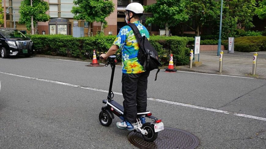 コンパクトサイズで家の中で保管でき、日常の足として期待される「電動キックボード」（筆者提供）