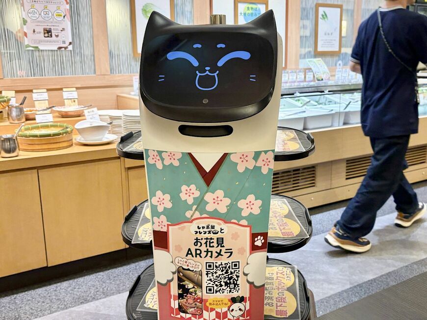 「ガスト」などでもおなじみ、ネコ型配膳ロボットがすぐにおかわりを持ってきてくれる（筆者撮影）