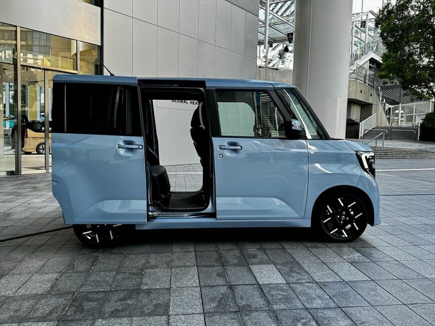 ホンダ「N-BOX」やスズキ「スペーシア」をライバルとするスーパーハイトワゴン（筆者撮影）