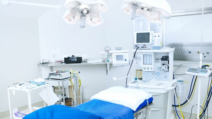 インフレによる医療機器や設備の費用増は病院を直撃（写真：Yuri Arcurs Peopleimages / PIXTA）