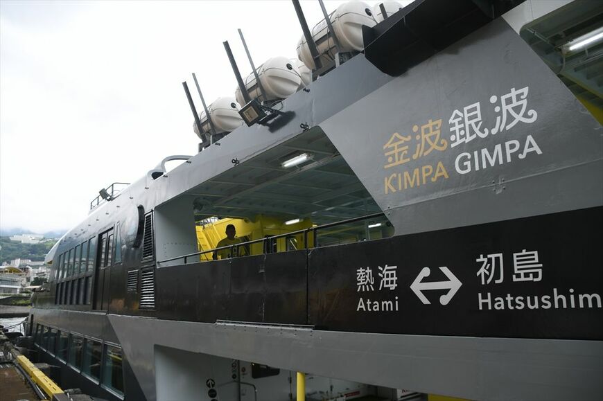 熱海と初島を結ぶ「金波銀波」（記者撮影）