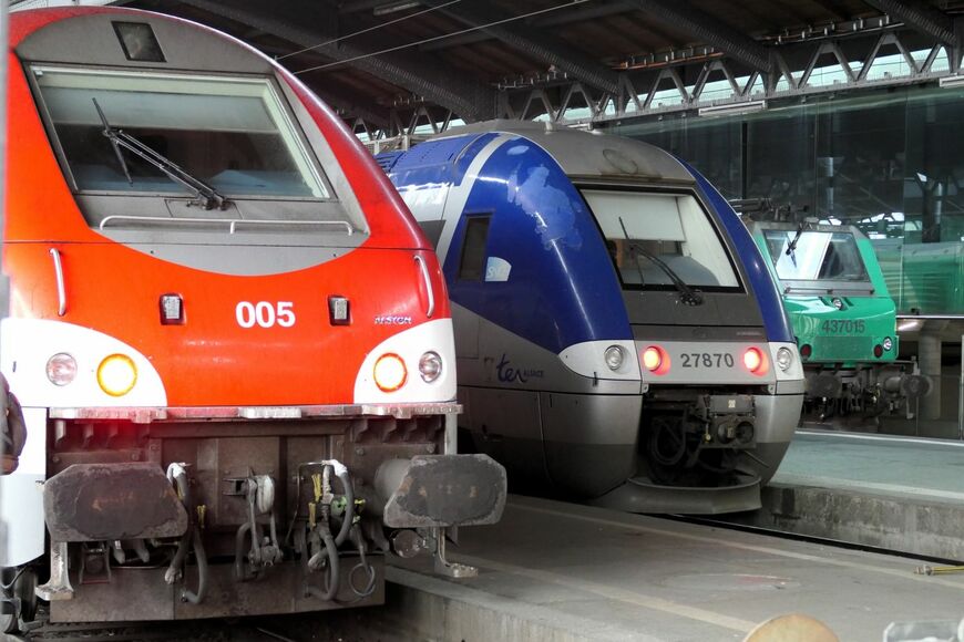 フランスから乗り入れるローカル列車（筆者撮影）