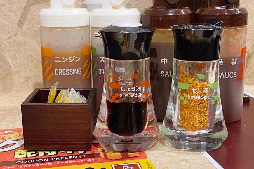 左からからし、醤油、七味。とんかつをソースではなく塩とからしで食べるとあっさりしておいしい（筆者撮影）