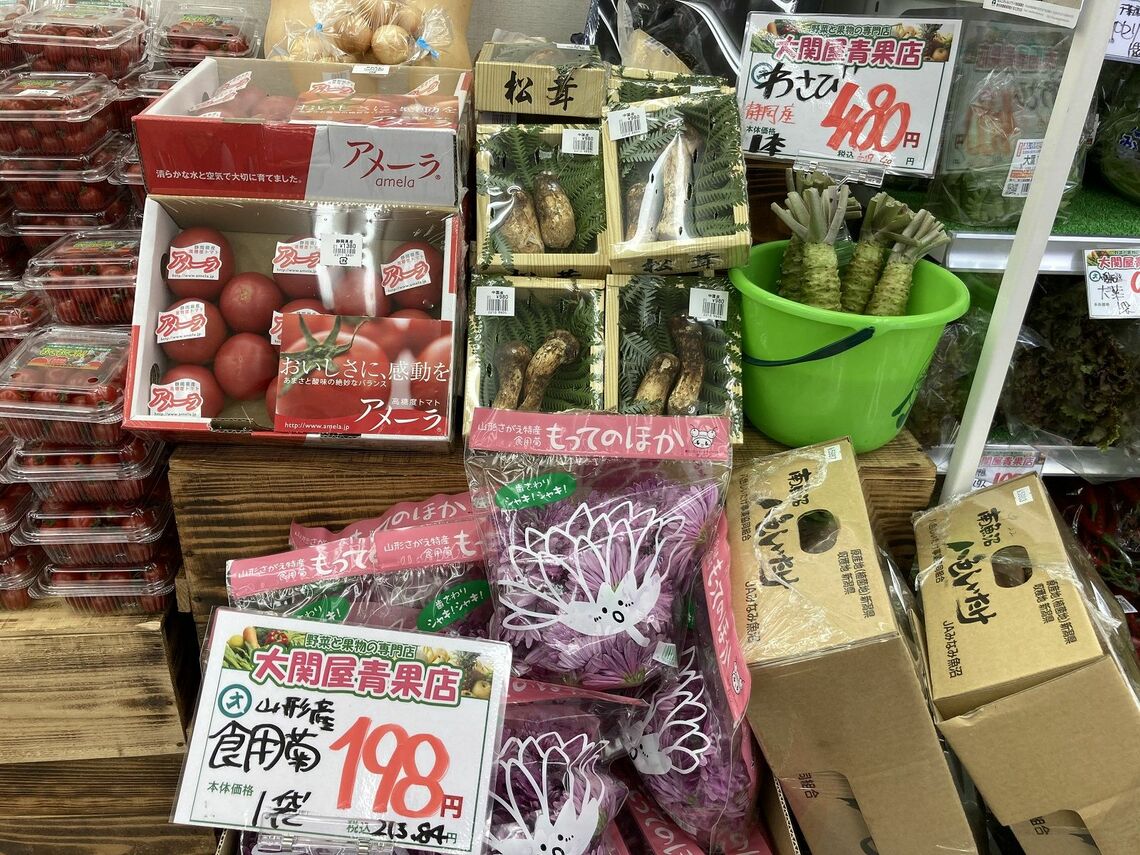 段ボールが積まれたある意味レトロな店頭。飲食店向けを意識した商品も（写真：筆者撮影）