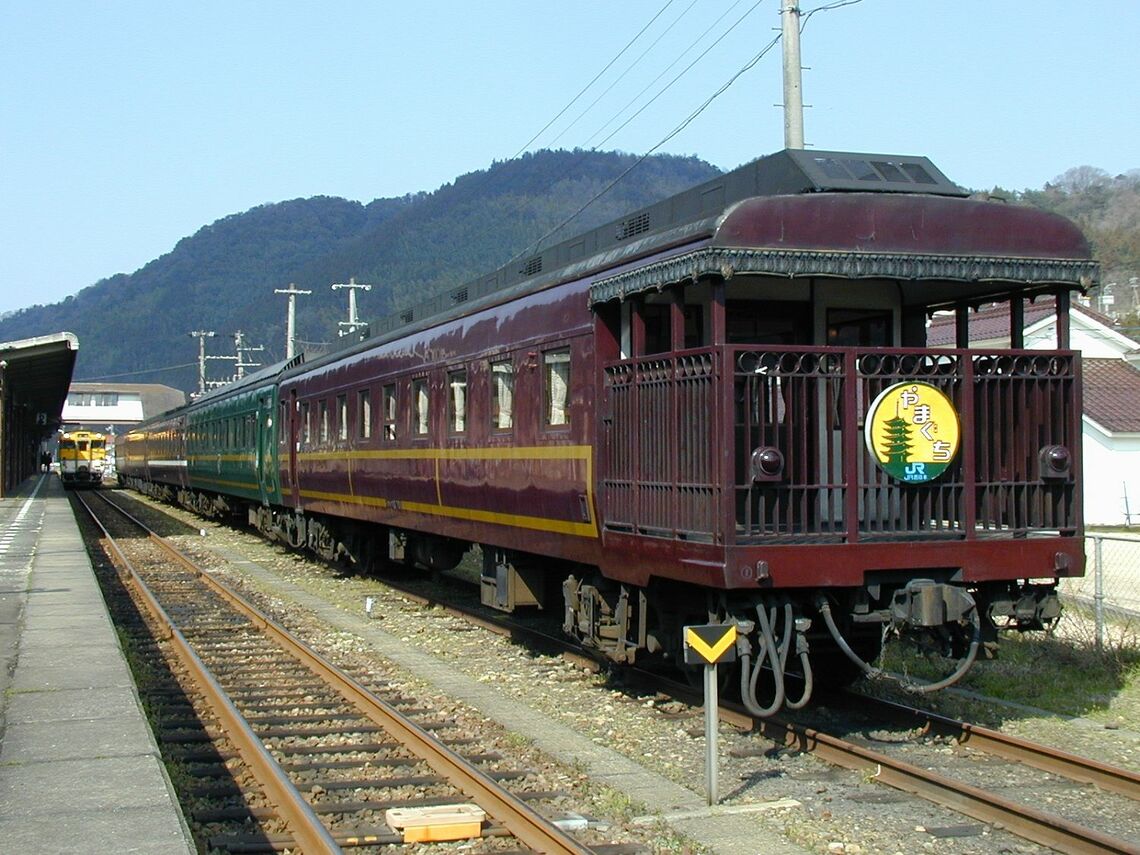 「SLやまぐち号」では展望車風や欧風に改造した12系客車がしばらく使われていた（撮影：伊原薫）