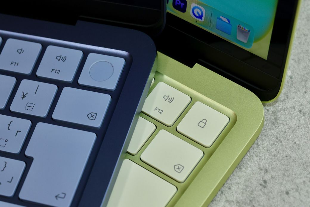 左のインディゴが512GBのTouch ID付き。右のシトラスでは省略されている（写真：筆者撮影）