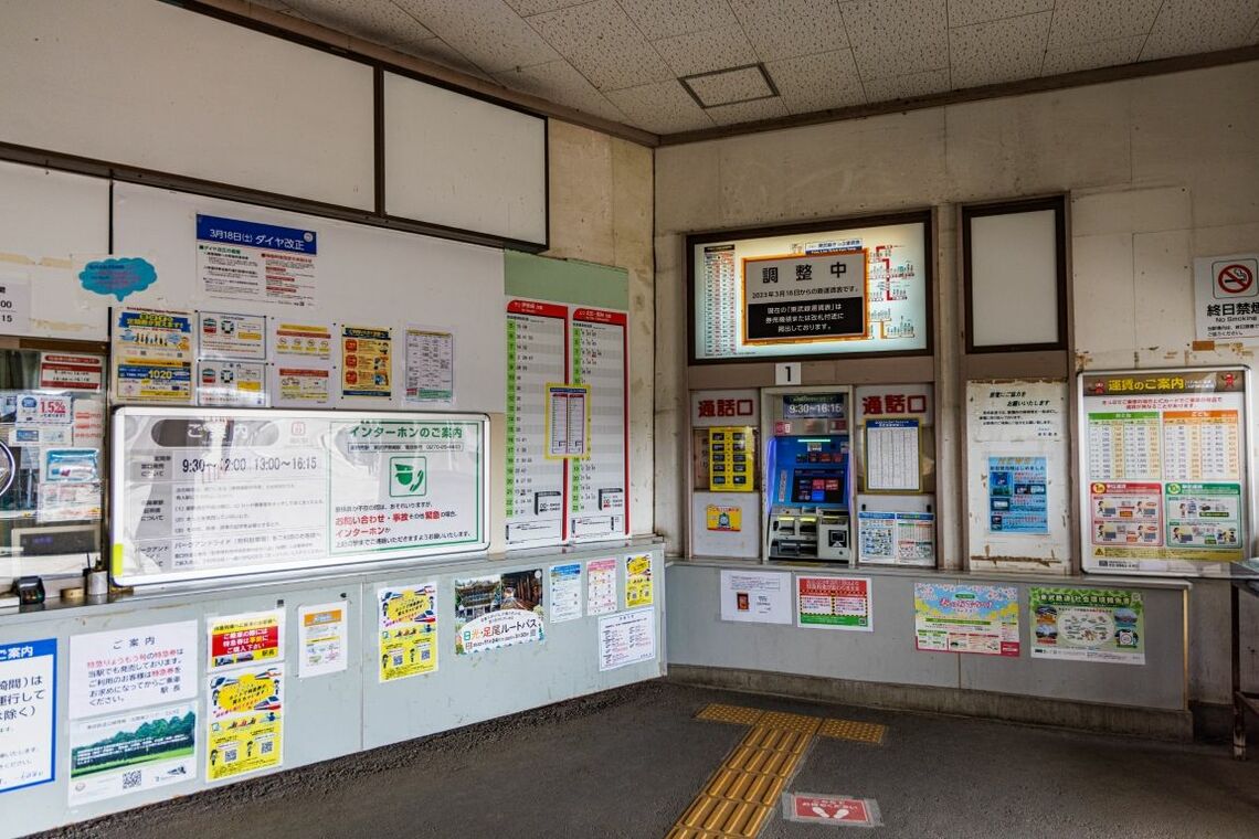 境町駅の駅舎内（撮影：鼠入昌史）