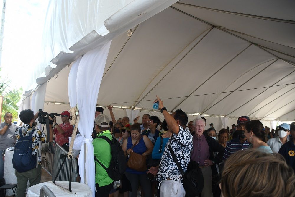 開業を待つ人たちが増えてきた（記者撮影）