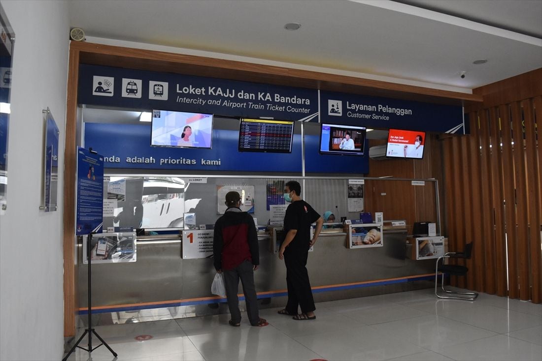 ジョグジャカルタ駅の切符売り場。KAI（長距離）と空港線は共通だ（筆者撮影）