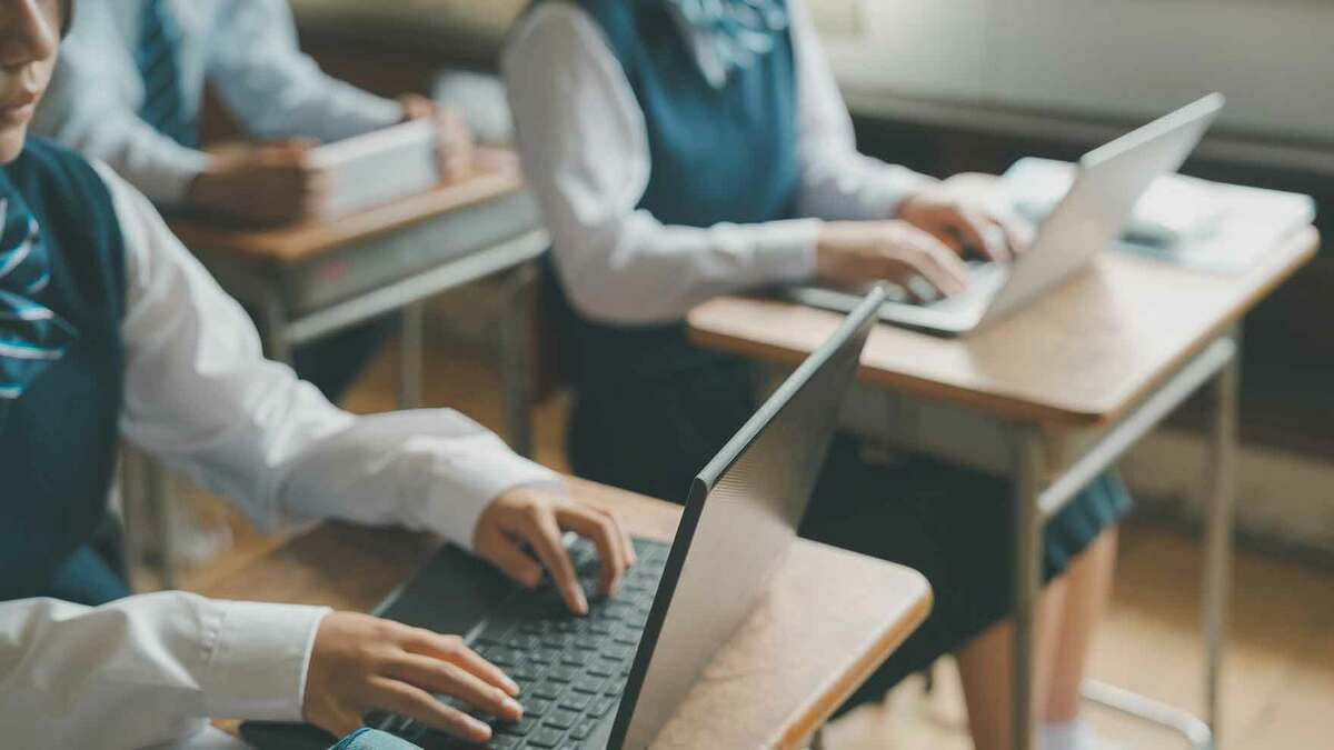 aci　これからは、一人一台パソコンが必要です！シェアーＰＣの時代です！ GIGAスクール3年目｢1人1台端末｣で何が変わった？教員600人の本音