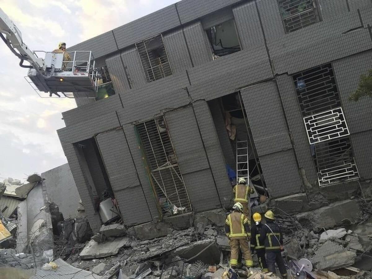 Taiwan earthquake photos: Firefighters rescue people from buildings ...