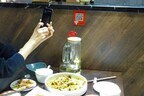注文・決済はQRコードをかざすだけ（記者撮影）