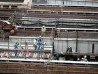 左側の新しい線路に右側の桁をつなげる