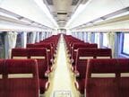 ワインレッドのシートが並ぶ客室内