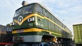インドネシアに最初に到着した東風4B型機関車。日本のお召列車牽引機関車のごとくピカピカに磨かれていた（筆者撮影）