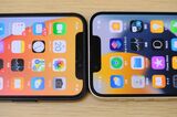 iPhone 12 mini（左）とiPhone 13 mini（右）。20％縮小された「ノッチ」（画面の切り欠き）によって、表示領域が拡大し、時計の文字のサイズなどが大きくなっている様子がわかる（筆者撮影）