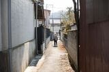 古い日本家屋のある路地