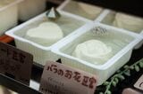 ハートやバラ、くまちゃんの形をした豆腐。下田さんのアイデアかと思いきや、かつて雑貨店で働いていた泰功工場長発案とのこと（筆者撮影）
