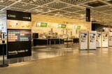 IKEA 横浜のビストロ。レジの先に配置されており、ソフトクリームやホットドッグが売られている（写真：イケア提供）