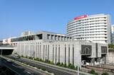 巨大な要塞か神殿のような和泉中央駅（記者撮影）