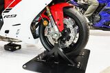 第52回 東京モーターサイクルショーに参考出品されたヤマハ「YZF-R9」（筆者撮影）