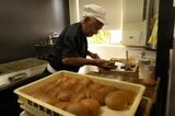 村井製菓を創業から支える和菓子職人・篠崎則和さんは、取材日時点で84歳。職人歴60年以上のキャリアだ。沙邦莉さんが入社当初は厳しく見守っていたベテランの職人のひとりだった（筆者撮影）