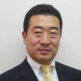 宮下賢路（みやした・けんじ）学校リスクマネジメント推進機構 代表セキュリティ関連会社、大手危機管理会社を経て2005年に学校リスクマネジメント推進機構（https://www.relief-point.co.jp/）を設立。学校危機管理に特化した専門機関として、弁護士や警察OBなどの専門家とともに幅広い危機管理知識や実践心理学を加味したノウハウを学校に提供する。マスコミ対応や緊急保護者会の実務支援にも定評があり、考案した危機管理研修は東京23区のうち20区の教育委員会に導入されている。著書に『教職員のためのクレームリスクマネジメントの最新技術』（エコー出版）など（写真：本人提供）