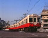 都営浅草線の初代車両、5000形が北品川付近を走る。種別と行き先は「急行・小岩」（撮影：南正時）