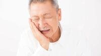 高齢者の虫歯が悪化しやすく危険すぎるワケ すぐに治療しないと別の病気を招く場合も